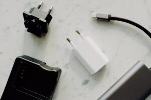 Reiseadapter in einer Steckdose eines Hotels in Kambodscha.